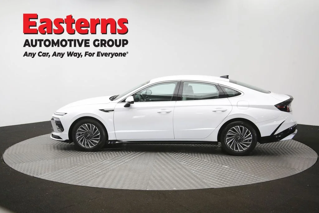 Used 2025 White Hyundai SEL image 60