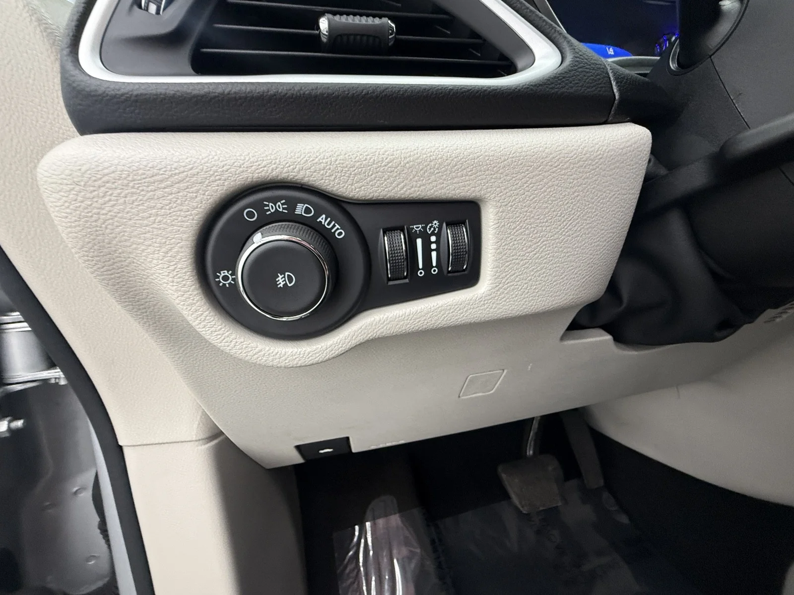 Used 2024 SILVER Chrysler Touring L image 28