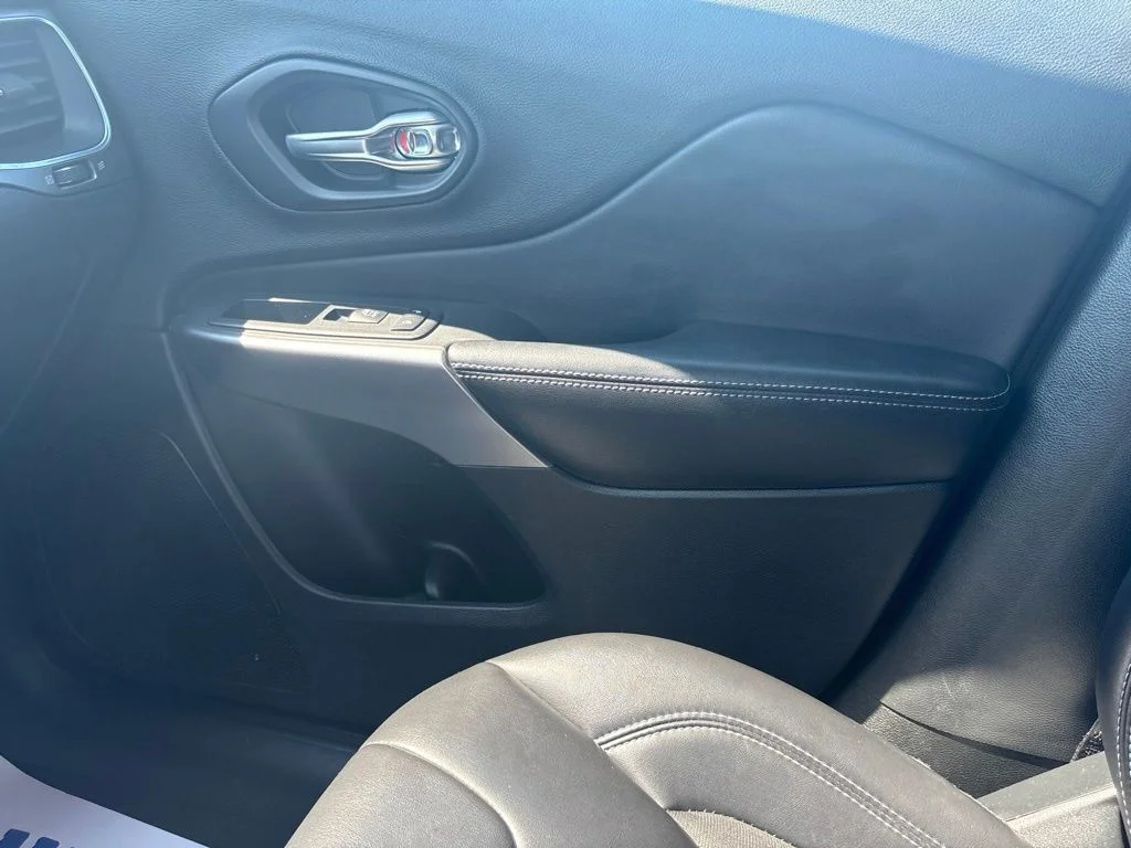 Used 2019 Gray Jeep Latitude Plus image 23