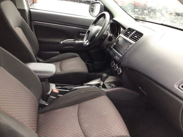 Used 2019 Pearl White Mitsubishi 2.0 SE image 11