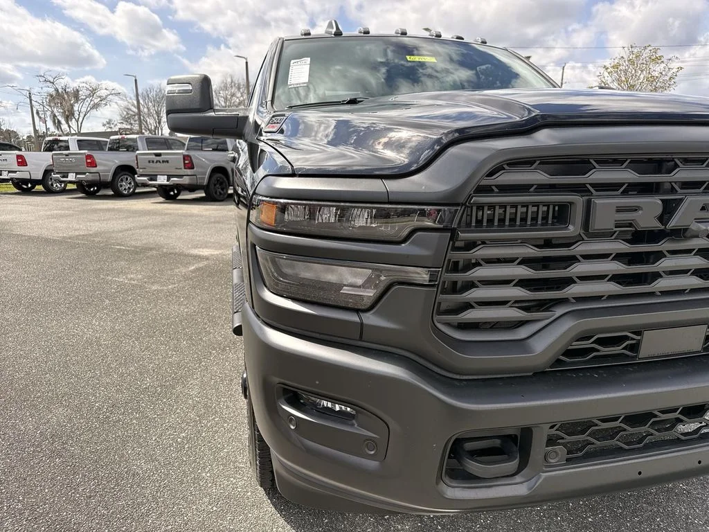 New 2026 Diamond Black Crystal Pearl-Coat Exterior Paint RAM Tradesman image 9