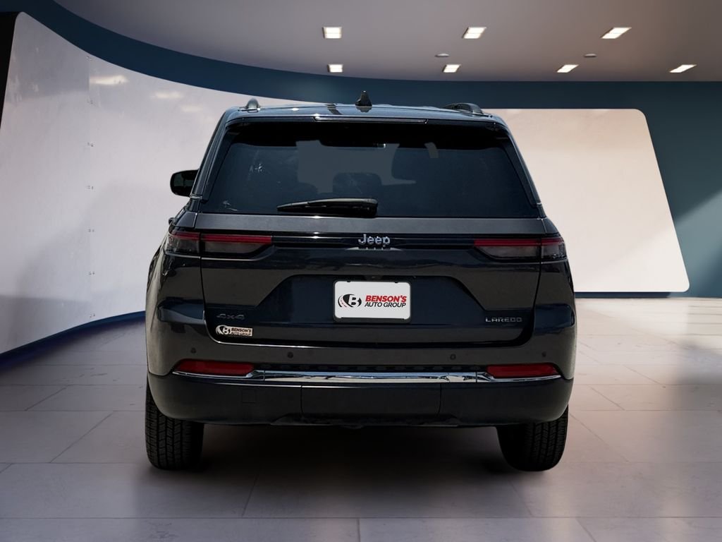 Used 2024 Gray Jeep Laredo image 4