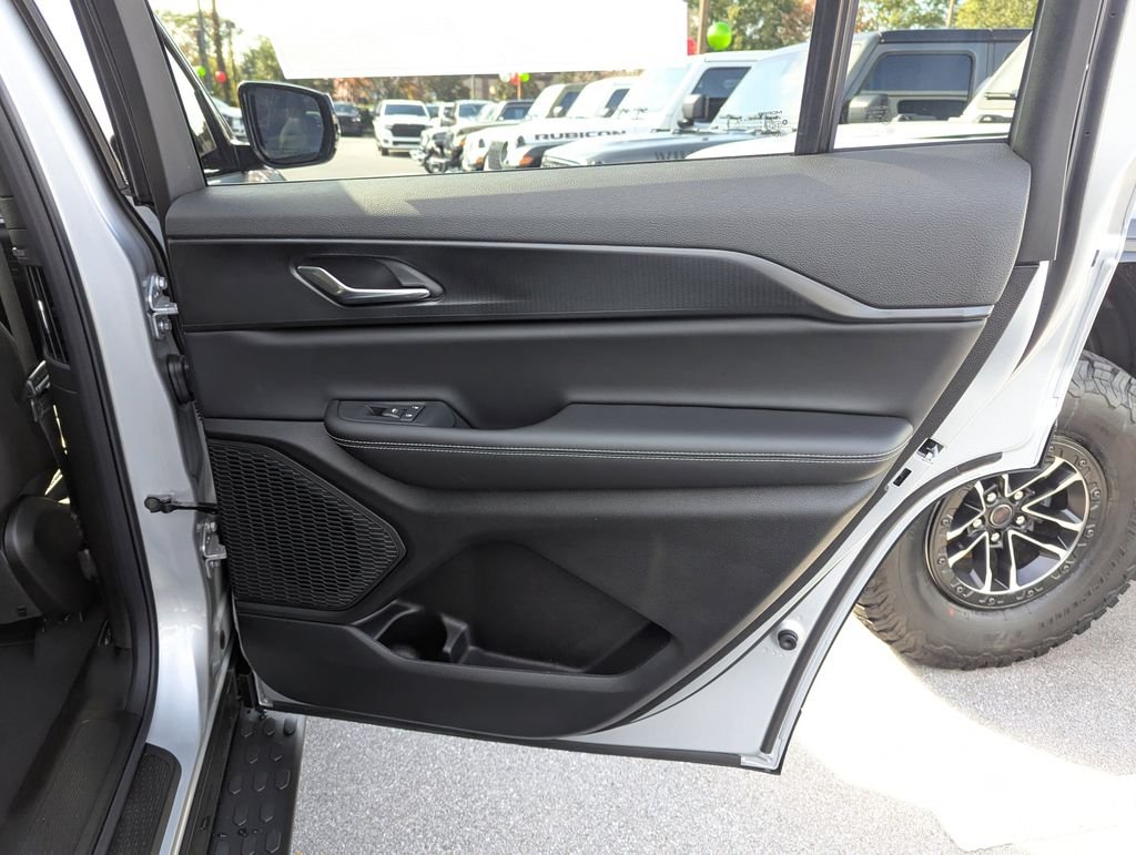 New 2025 Silver Zynith Exterior Paint Jeep Altitude X image 35