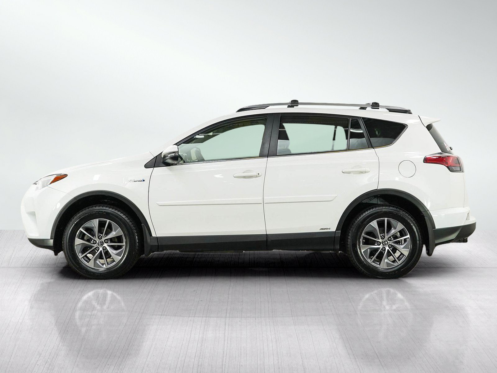 Used 2018 Toyota RAV4 XLE with VIN JTMRJREV8JD199502 for sale in South Saint Paul, Minnesota