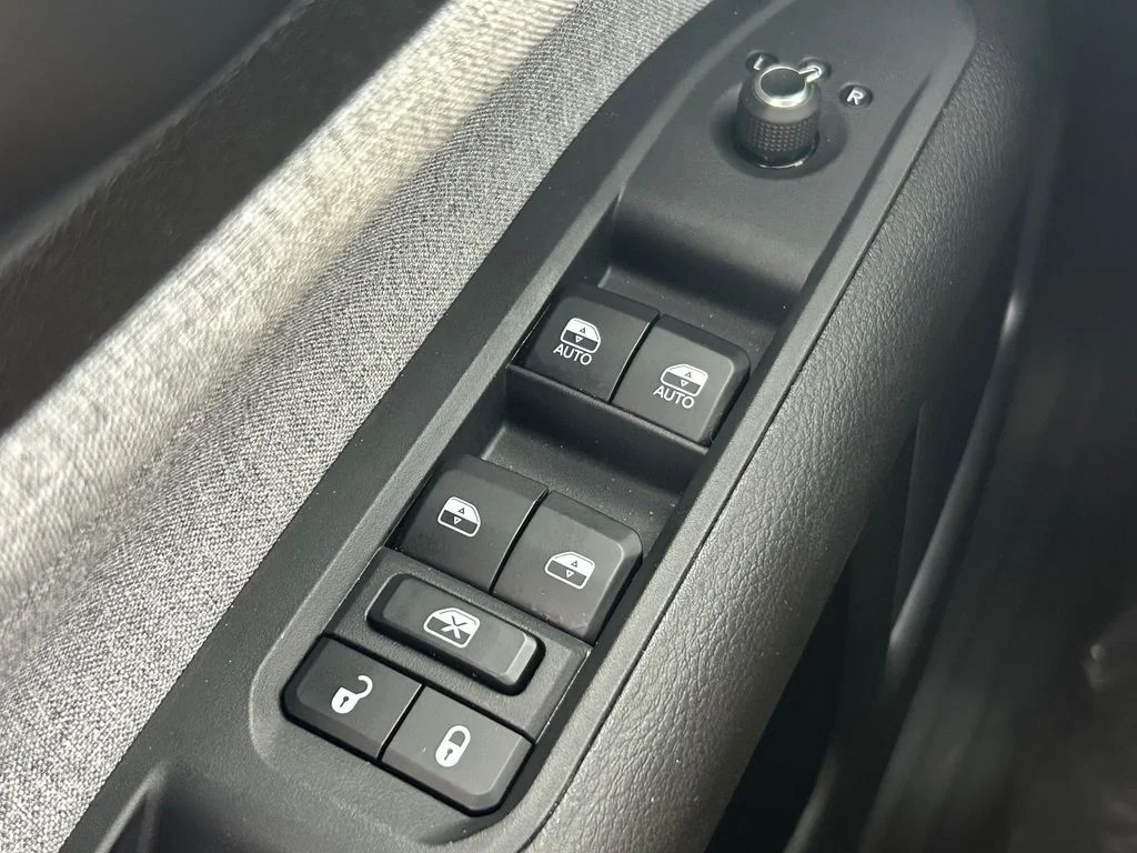 Used 2025 Silver Zynith Metallic Clearcoat Jeep Latitude image 13