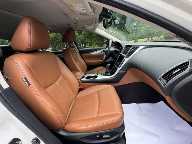 Used 2023 White INFINITI LUXE image 11