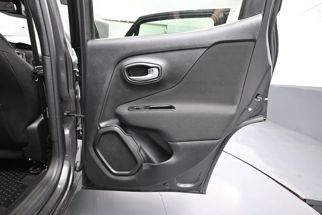 Used 2021 Gray Jeep Latitude image 40
