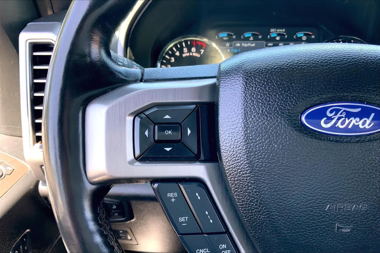 Used 2018 White Platinum Metallic Tri-Coat Ford Platinum image 21