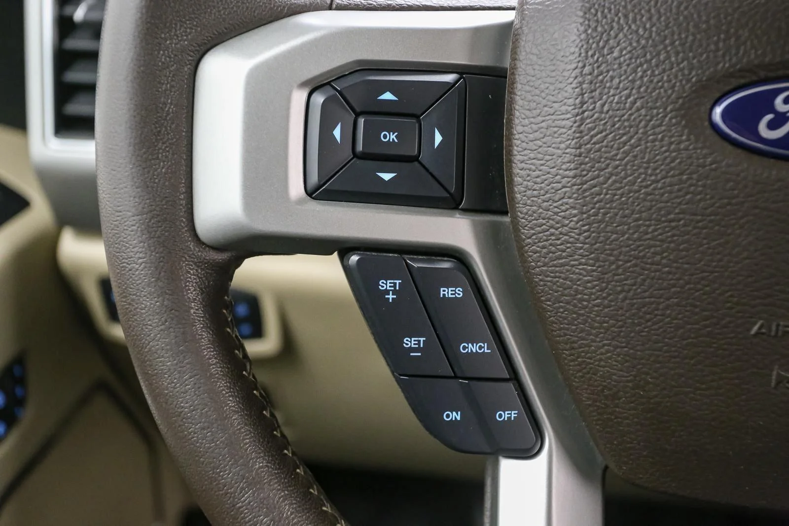 Used 2020 Silver Spruce Ford LARIAT image 35