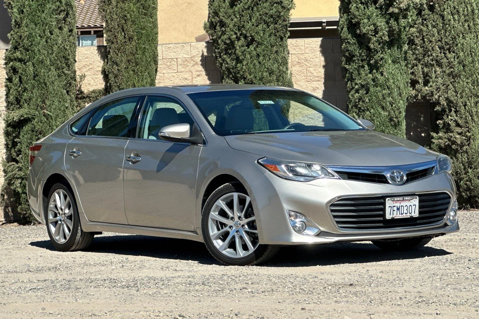 Used 2014 Creme Brulee Mica Toyota XLE Touring image 1