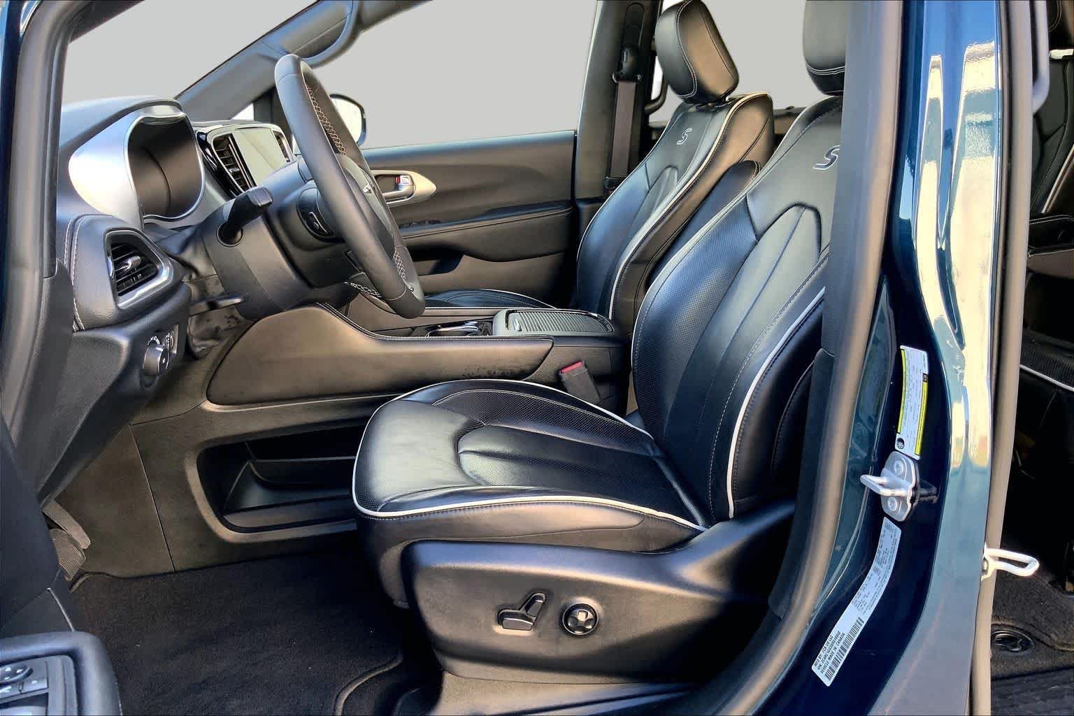 Used 2025 Fathom Blue Pearlcoat Chrysler Limited image 8
