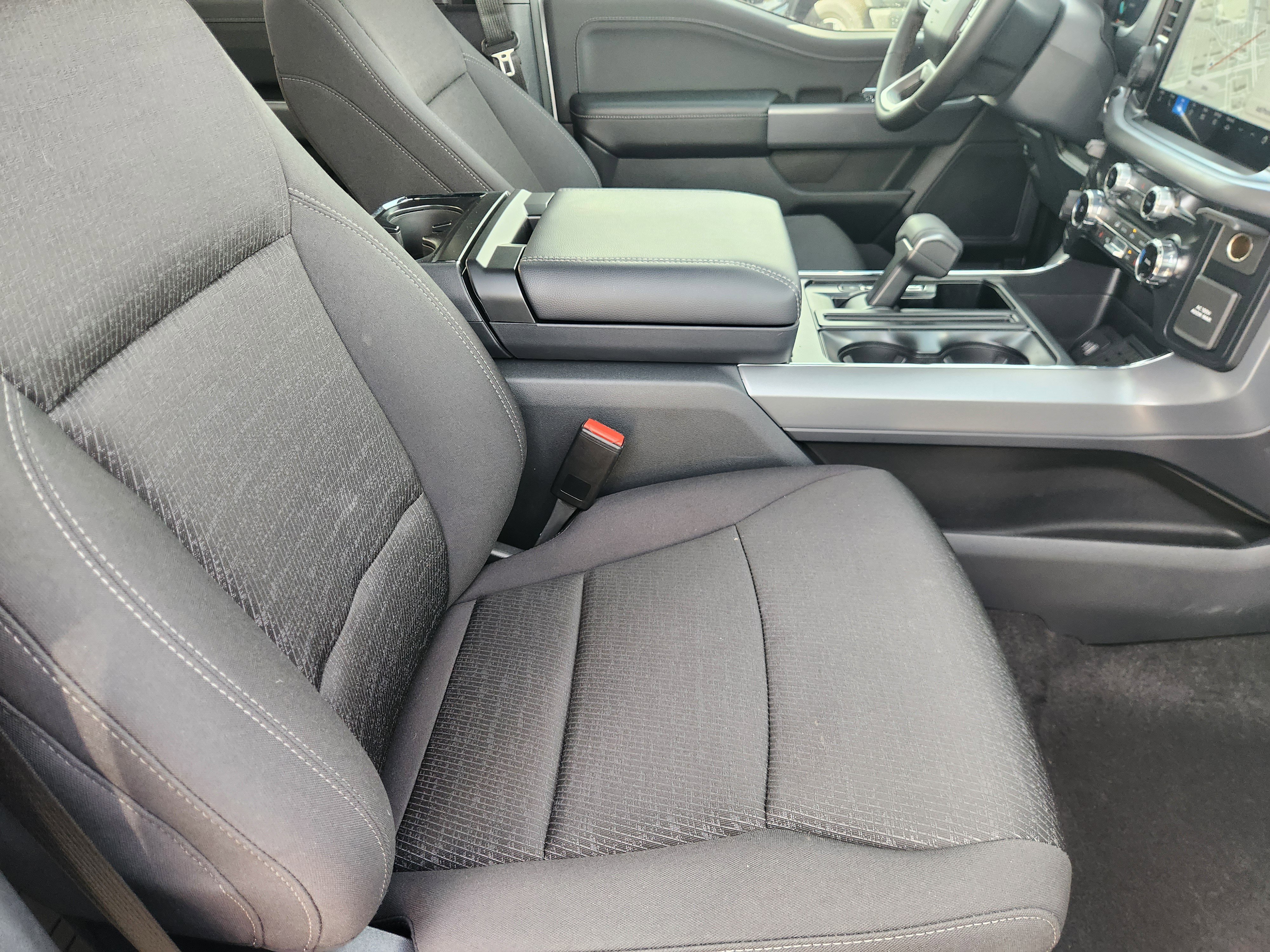 New 2025 Oxford White Ford XLT image 9