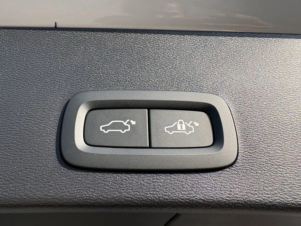 New 2026 Crystal White Volvo Plus image 28