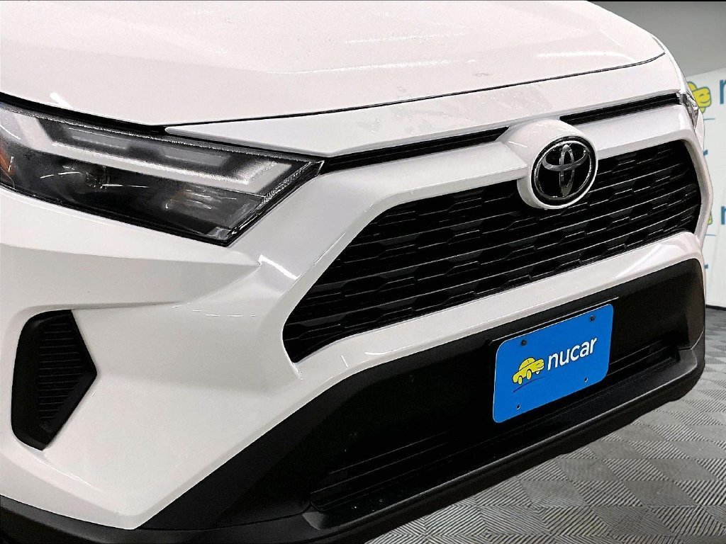 Used 2025 Ice Toyota LE image 30