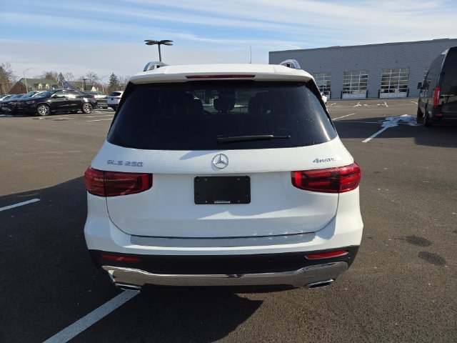 New 2026 Polar White Mercedes-Benz GLB250 image 4