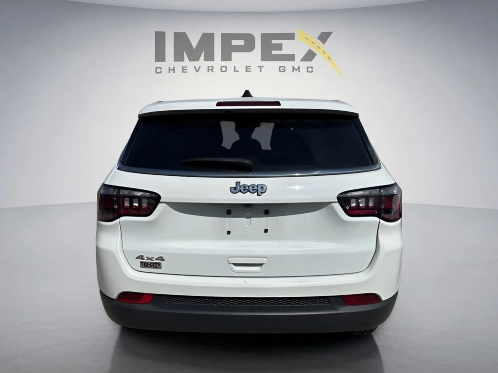 Used 2024  Jeep Sport image 3