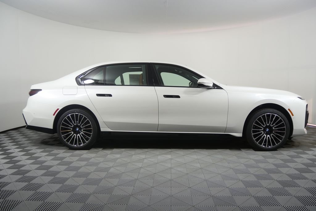 New 2026 Mineral White Metallic BMW 750e xDrive image 2