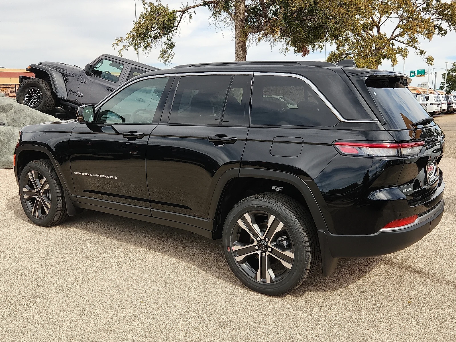 New 2027 High-Gloss Black Paint Jeep LIMITED 4X4 image 3