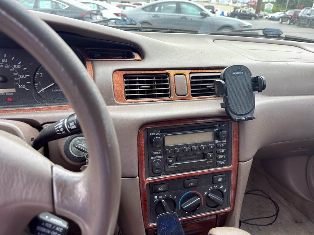 Used 2000 Cashmere Beige Metallic Toyota LE image 2
