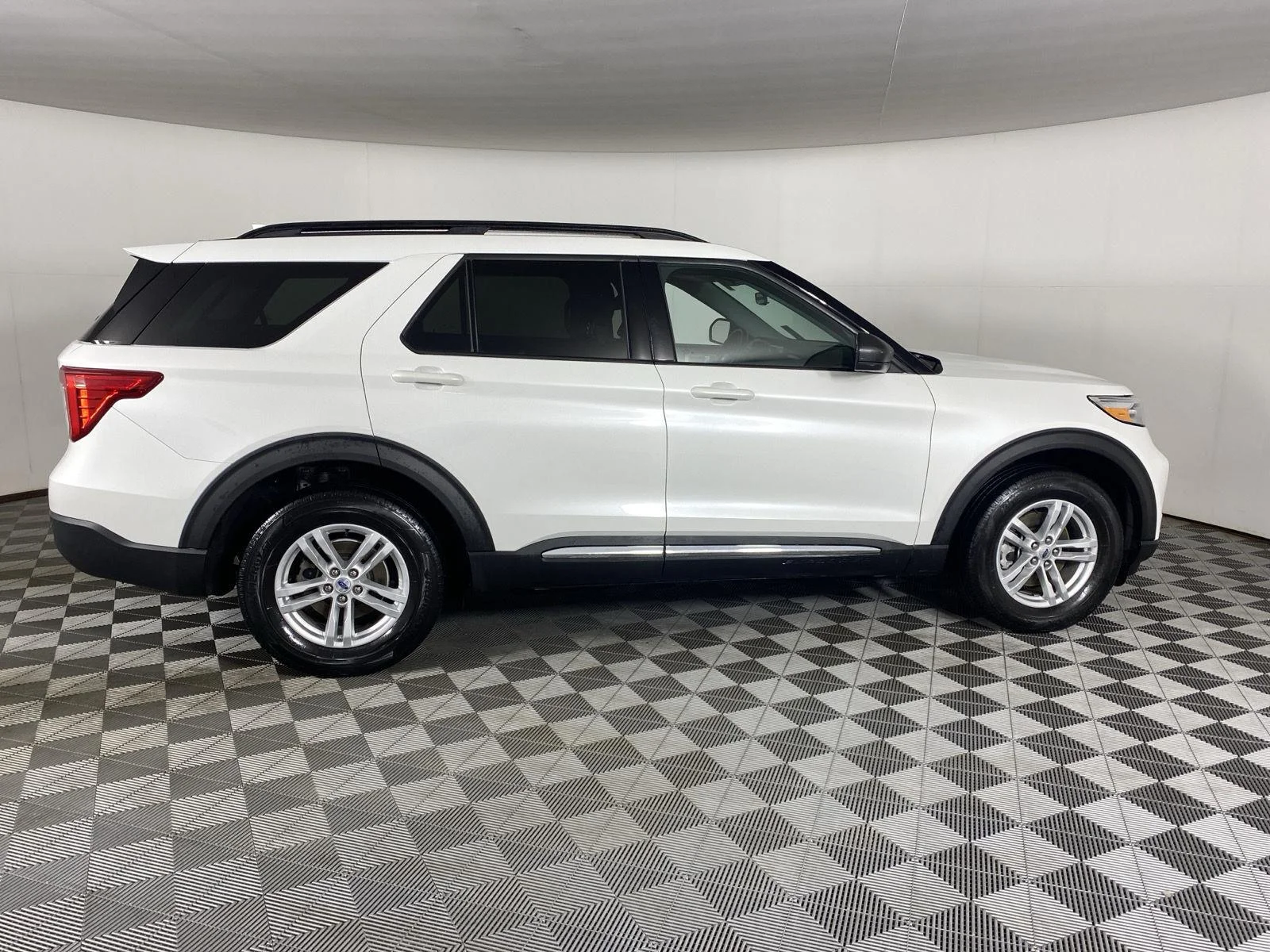 Used 2024 Star White Metallic Tri-Coat Ford XLT image 8