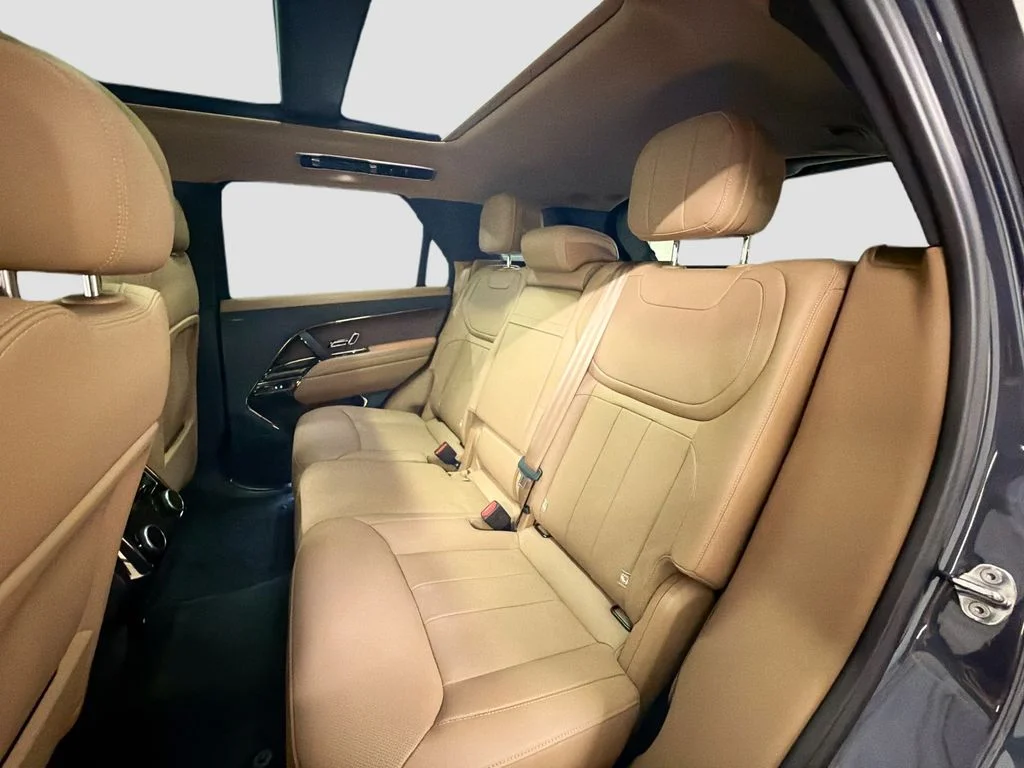 Used 2024 Blue Land Rover SE image 25