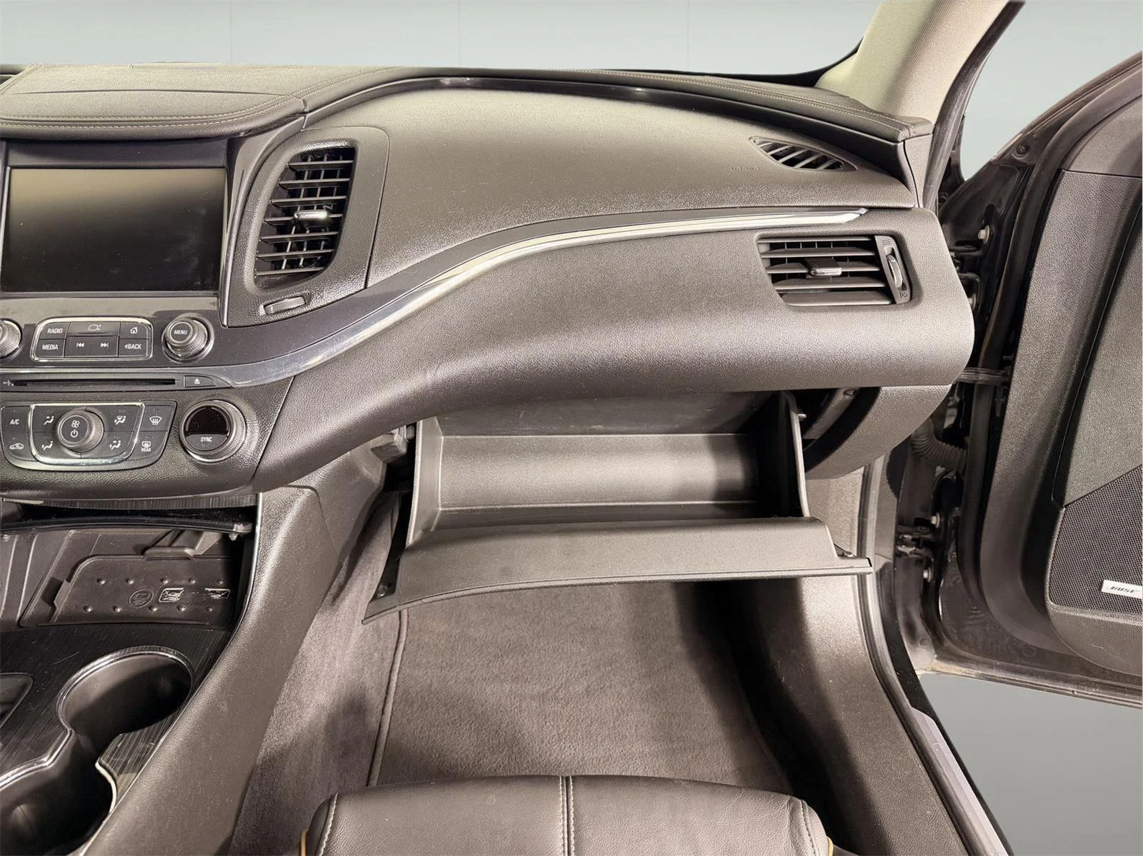 Used 2018 MOSAIC BLACK METALLIC Chevrolet Premier image 25
