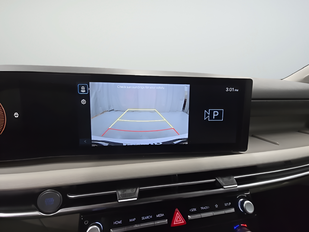 Used 2025 White Hyundai SEL image 32