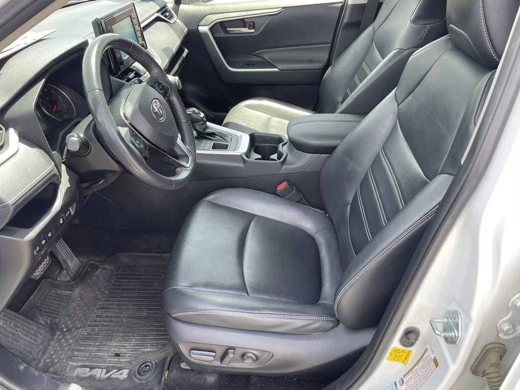 Used 2019 Super White Toyota XLE Premium image 15