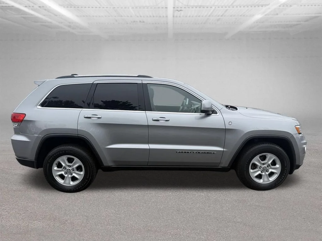 Used 2017 Billet Silver Metallic Clearcoat Jeep Laredo image 2