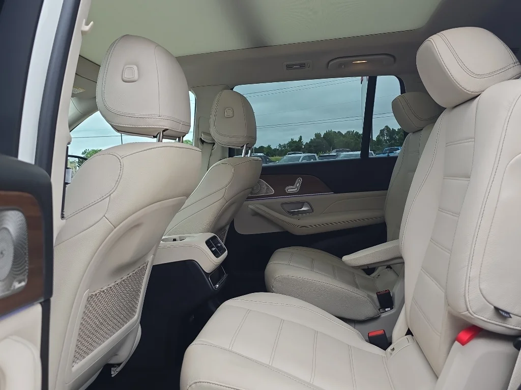 Used 2023 MANUFAKTUR Diamond White Metallic Mercedes-Benz 450 4MATIC® image 9