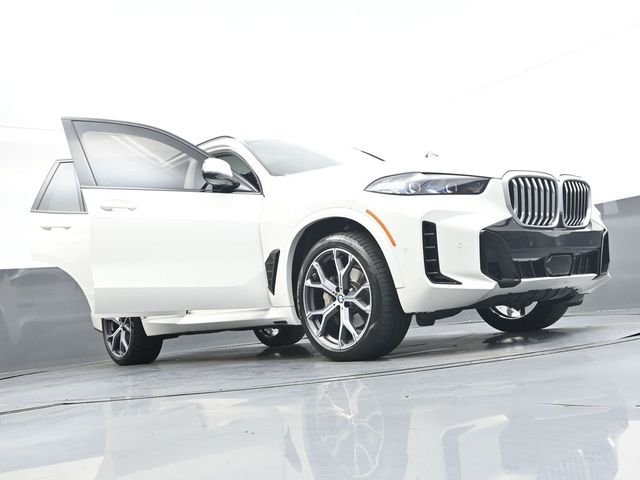 Used 2025 White BMW xDrive40i image 40