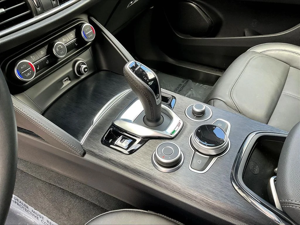 Used 2024 Black Metallic Alfa Romeo Sprint image 18