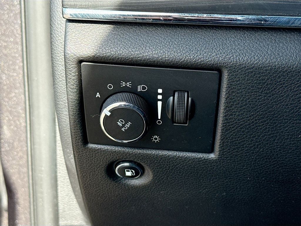 Used 2020 Gray Jeep Limited image 35
