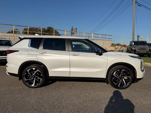 Used 2023 White Diamond Mitsubishi SE image 6