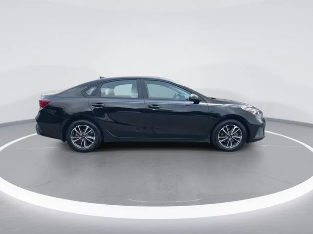Used 2023 Black Kia LXS image 9