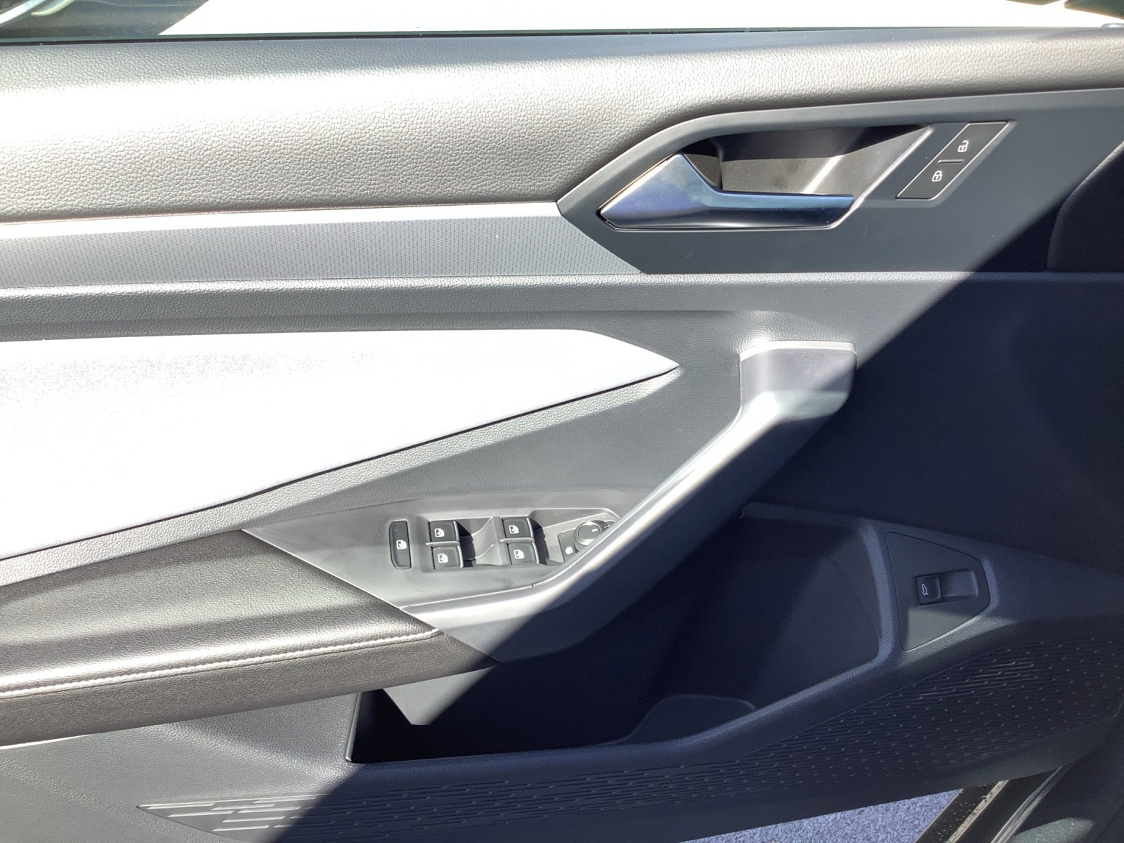 New 2026 PLATINUM GRAY M Volkswagen SE image 28