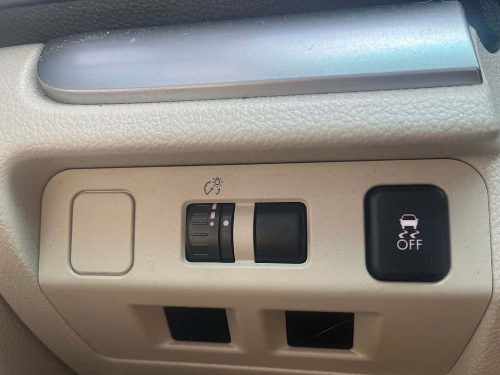 Used 2014 White Subaru 2.0i Sport Premium image 22