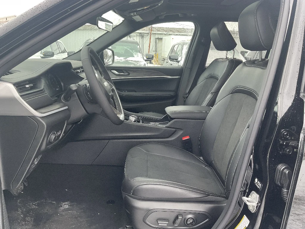 New 2026 Diamond Black Crystal Pearlcoat Jeep Altitude 4x4 image 8