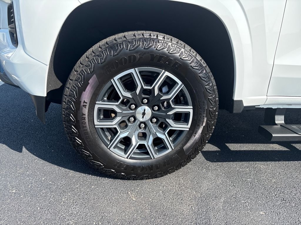 Used 2025 White Chevrolet Z71 image 10