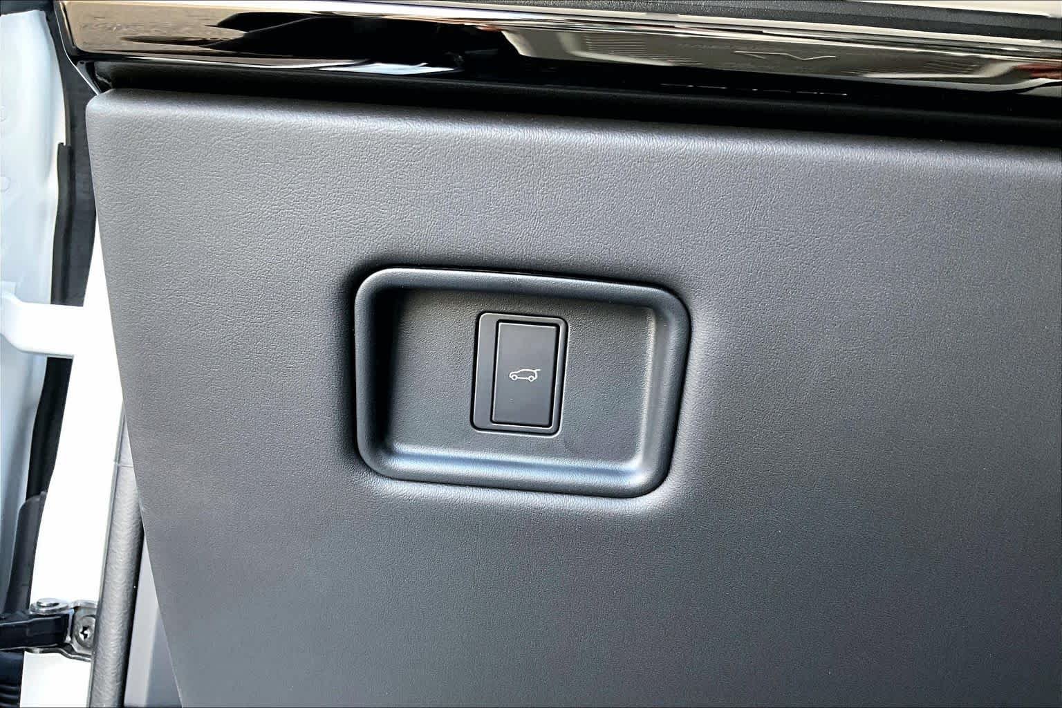 New 2026 Ostuni Pearl White Land Rover Dynamic SE image 19