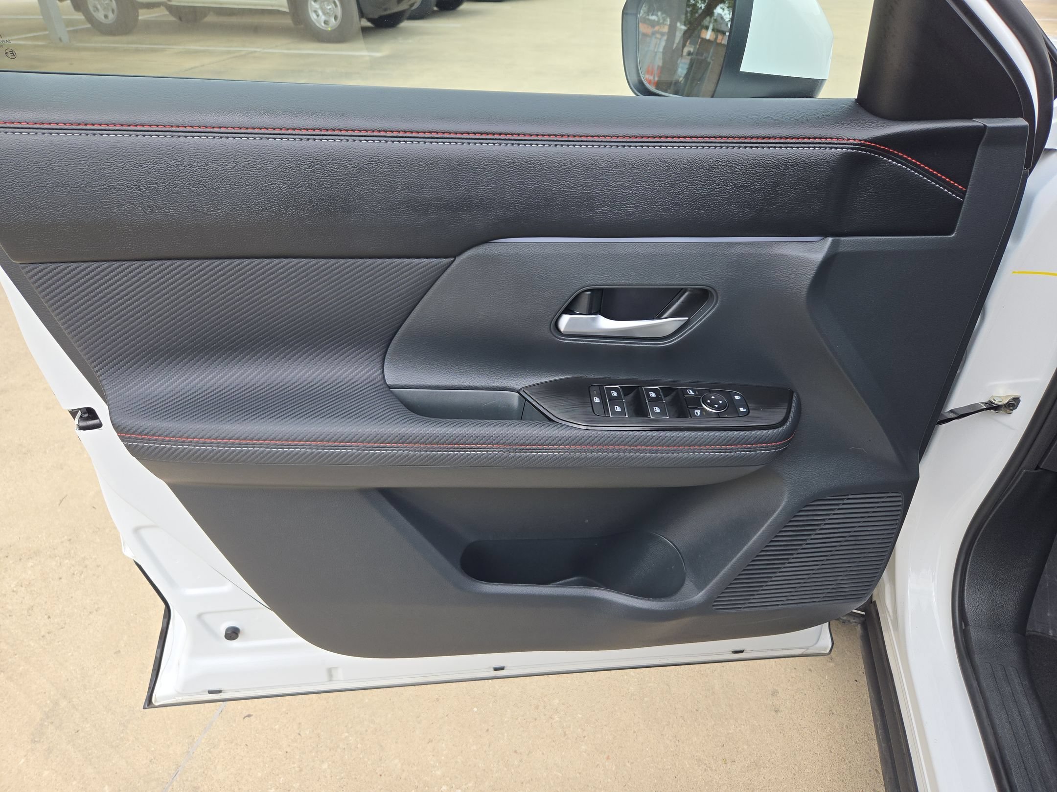 Used 2025 Aspen White Tricoat Nissan SR image 11