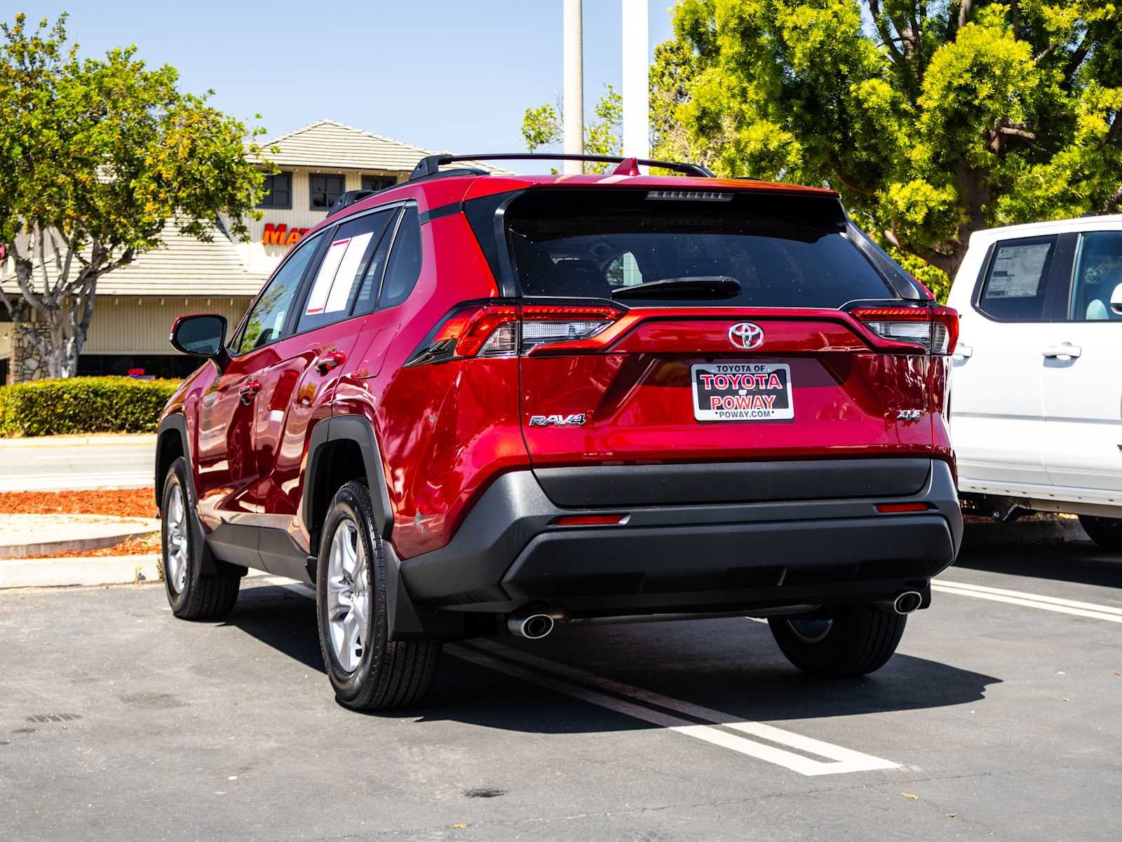 2025 Toyota RAV4 XLE - Photo 8