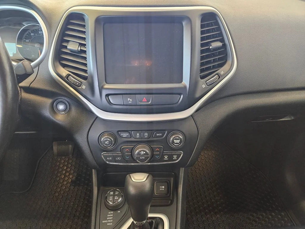 Used 2018 White Jeep Trailhawk image 19