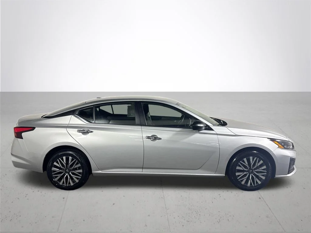 Used 2024 Silver Nissan 2.5 SV image 5