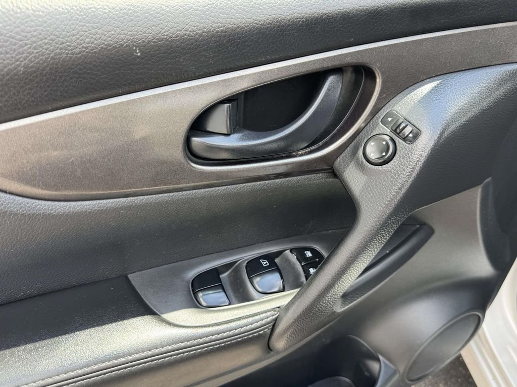 Used 2019 Silver Nissan S image 18