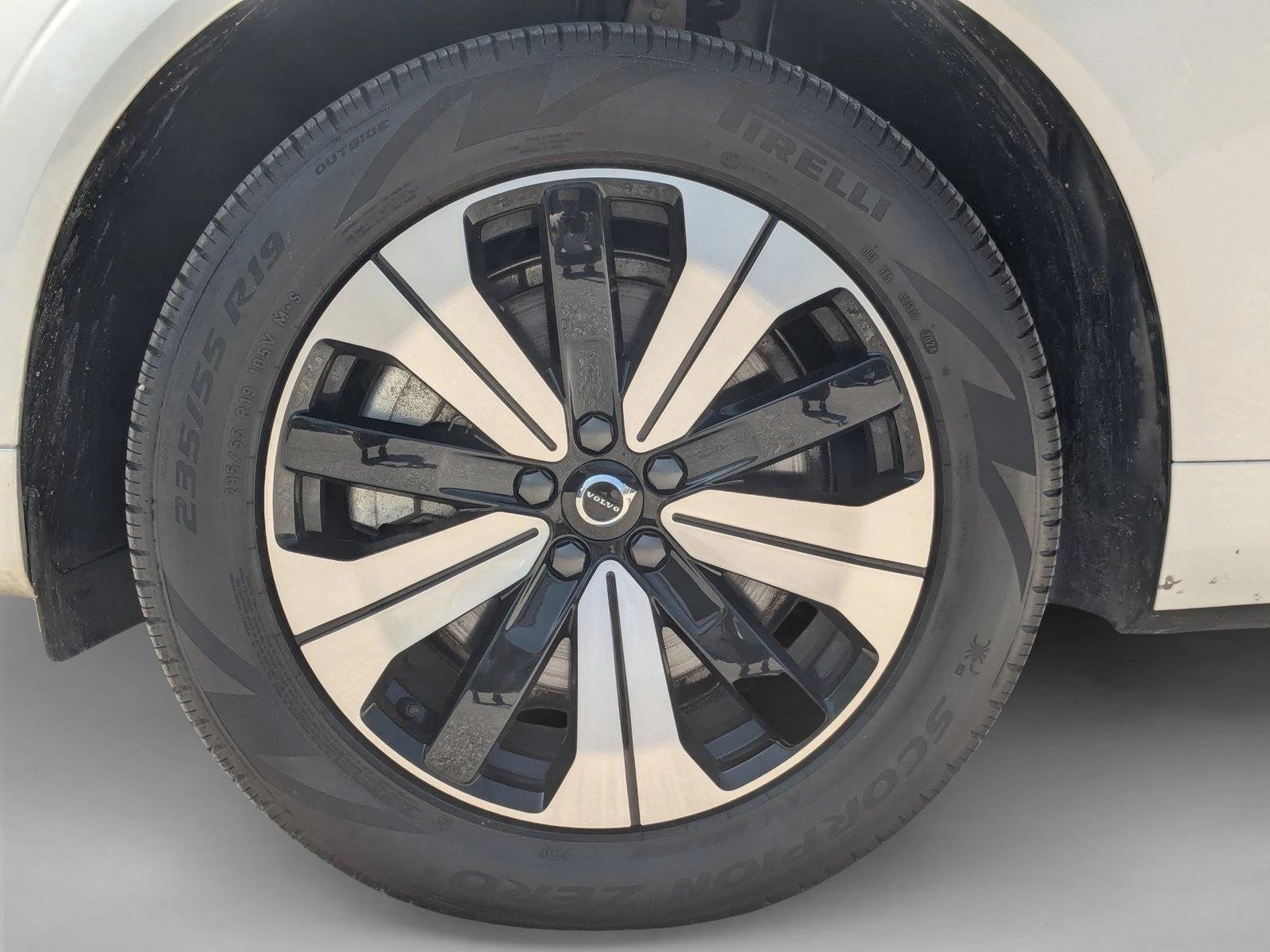Used 2024 Crystal White Metallic Volvo Plus Dark Theme image 26