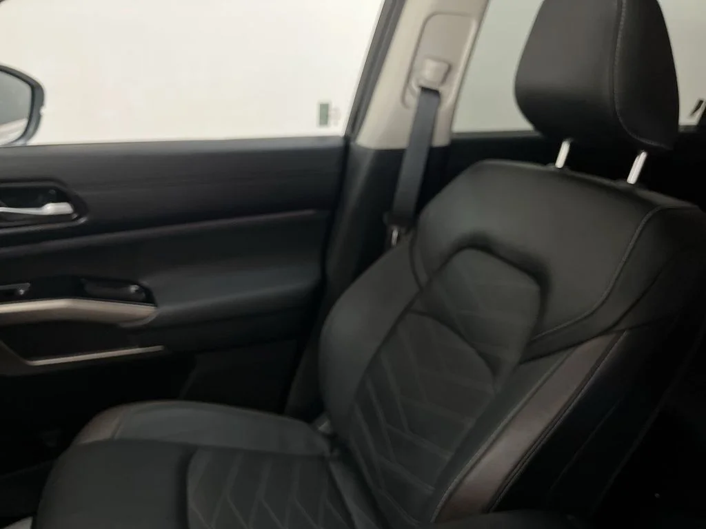 Used 2024 White Nissan Platinum image 11
