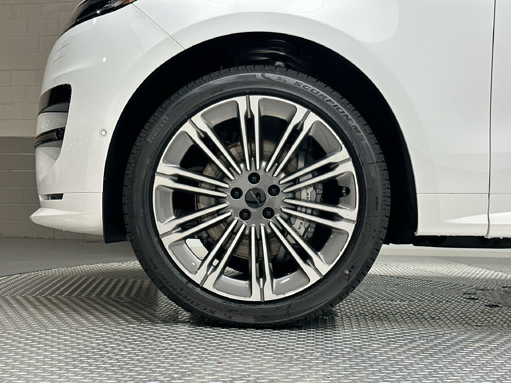 New 2027 Fuji White Land Rover Dynamic SE image 5