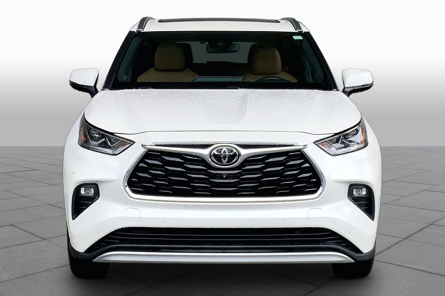 Used 2021 Blizzard Pearl Toyota Platinum image 4