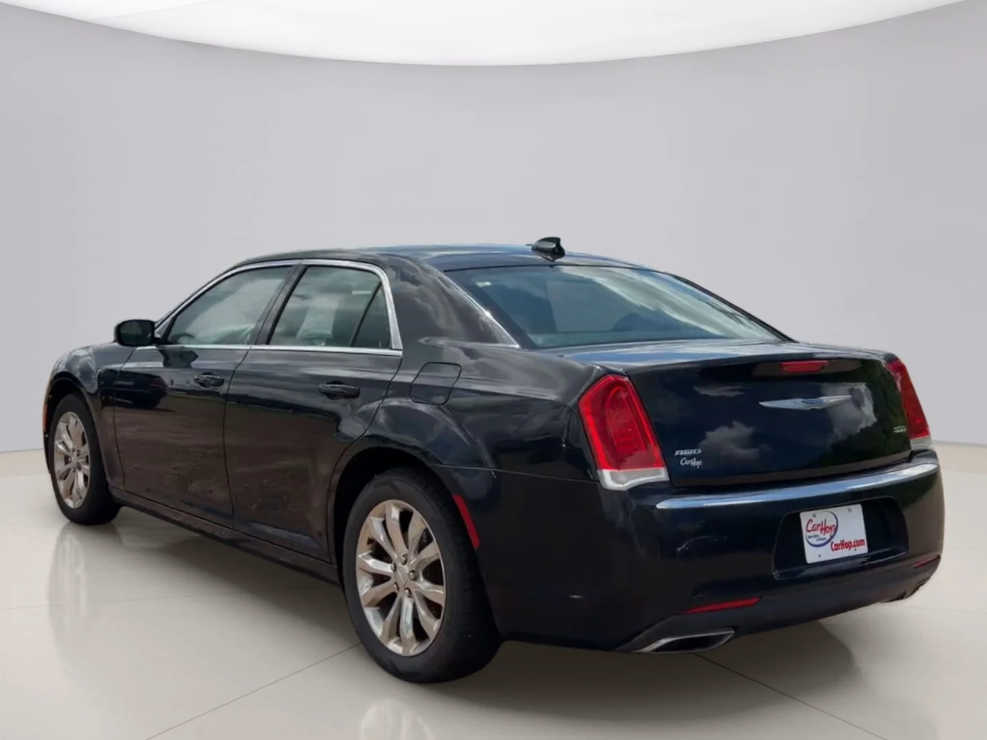 Used 2018 Black Chrysler TOURING image 3